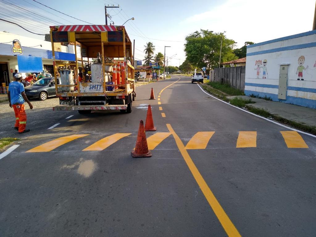Prefeitura reforça sinalização horizontal em vias do Mosqueiro - SMTT Aracaju